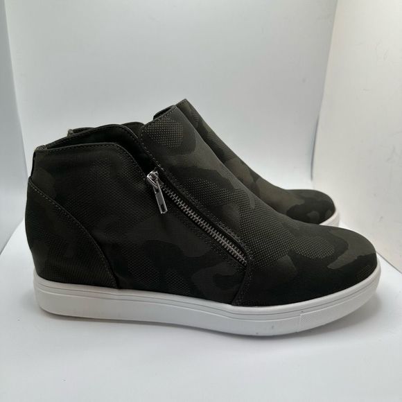 CUSHIONAIRE Women's Hart Hidden Wedge Sneaker 11 BLACK CAMO - Picture 1 of 7